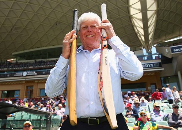 جنوبی افریقہ کے سابق کھلاڑی بیری رچرڈز اپنے اس بلّے کا موازنہ ڈیوڈ وارنر کے موجودہ بیٹ سے کر رہے ہیں، جس سے انہوں نے کسی زمانے میں ایک دن میں 325 رنز بنائے تھے 