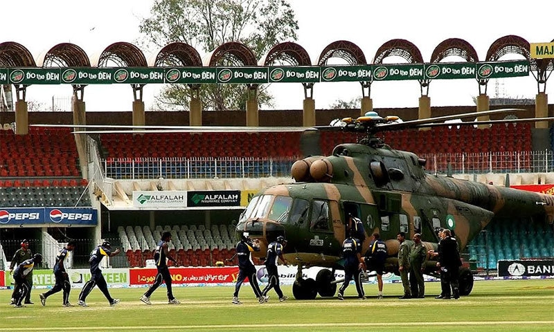 سری لنکن ٹیم کو حملے کے بعد فوری طور پر فوجی ہیلی کاپٹر میں سری لنکا پہنچایا گیا۔ فوٹو اے ایف پی