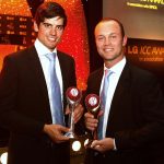 انگلستان کے ایلسٹر کک اور جوناتھن ٹراٹ بالترتیب سال کے بہترین ٹیسٹ کھلاڑی اور سال کے بہترین کھلاڑی کے اعزازات حاصل کرنے کے بعد مسرور (تصویر: Getty Images)