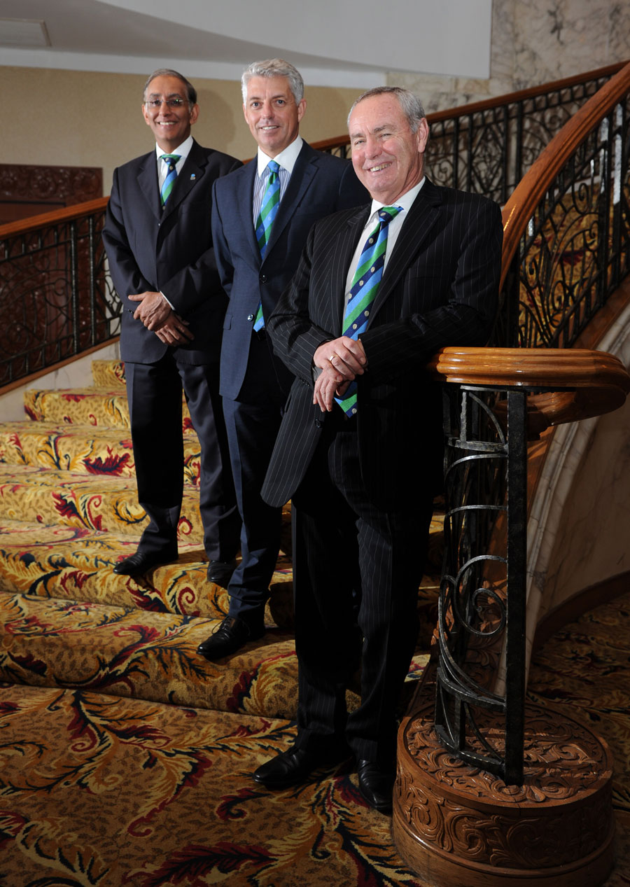 آئی سی سی کے نئے صدر ایلن آئزک (دائیں)، نئے چیف ایگزیکٹو ڈیو رچرڈسن (وسط) اور عہدہ چھوڑنے والے ہارون لورگاٹ (بائیں) (تصویر: Getty Images)