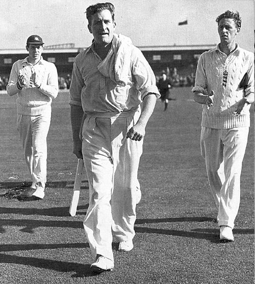 جم لیکر کا یہ عظیم ریکارڈ 56 سالوں سے جوں کا توں موجود ہے (تصویر: The Cricketer International)