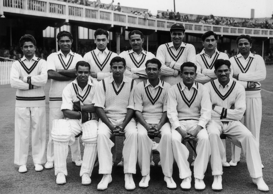 1954ء میں انگلستان کا یادگار دورہ کرنے والا پاکستانی دستہ، علیم الدین پیچھے کھڑے کھلاڑیوں میں بائیں سے دوسرے نمبر پر ہیں (تصویر: Getty Images)
