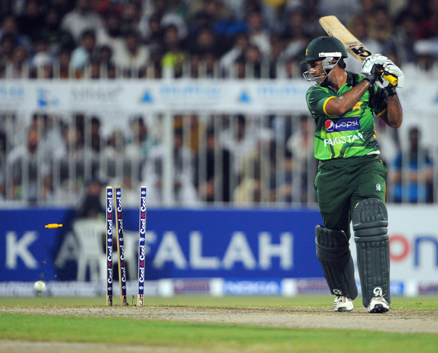 پاکستان کے بلے بازوں کے پاس 'پاور پلے' میں بیٹنگ کرنے کا کوئی منصوبہ نظر نہیں آتا (تصویر: AFP)