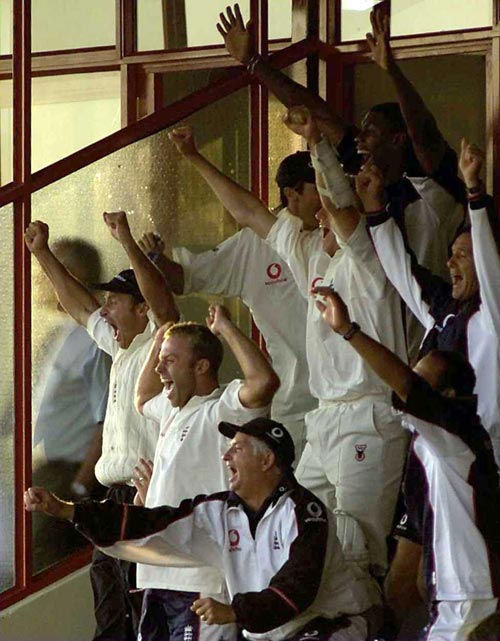 انگلستان اک تاریخی میچ جیتنے کے بعد فتح کے نشے میں چور، لیکن کنگ کمیشن کے روبرو ہنسی کرونیے کے اعتراف نے ان کا نشہ ہرن کر دیا (تصویر: Getty Images)