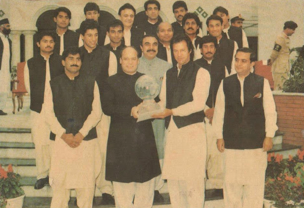 نواز شریف کے دور حکومت سے وابستہ ایک یادگار تصویر، 1992ء میں پاکستان کی عالمی کپ فاتح ٹیم وزیر اعظم نواز شریف کے ساتھ