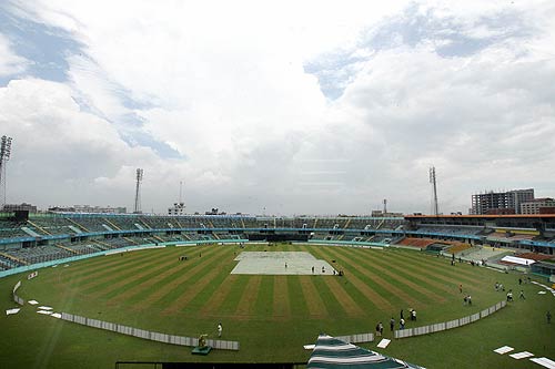 آسٹریلیا اور پاکستان ہدف کے تعاقب میں ڈھاکہ کے اسی میدان پر بالترتیب 86 اور 82 رنز پر ڈھیر ہوئے، جہاں سیمی فائنل اور فائنل کھیلے جانے ہیں (تصویر: AFP)