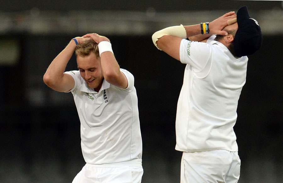 آخری گیند پر سری لنکا کے آخری بیٹسمین کا بال بال بچنا، انگلش کھلاڑیوں کے چہرے کے تاثرات (تصویر: PA Photos)