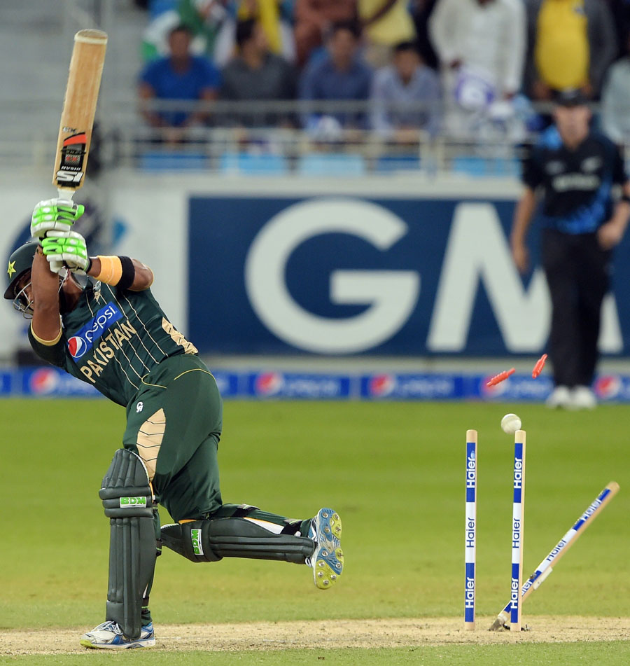 پاکستان کے بلے بازوں نے اہم ترین مواقع پر وکٹیں گنوائیں، نتیجہ نیوزی لینڈ کی جیت کی صورت میں نکلا (تصویر: AFP)